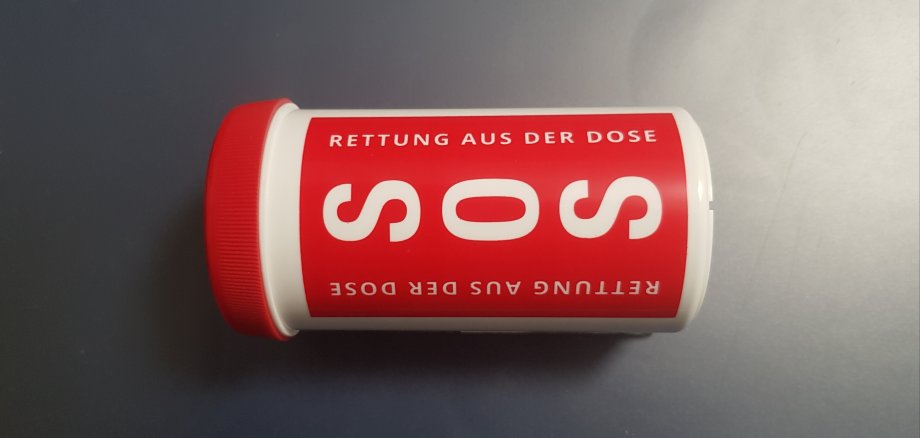 Rot-weiße Dose mit der Aufschrift Rettung aus der Dose SOS