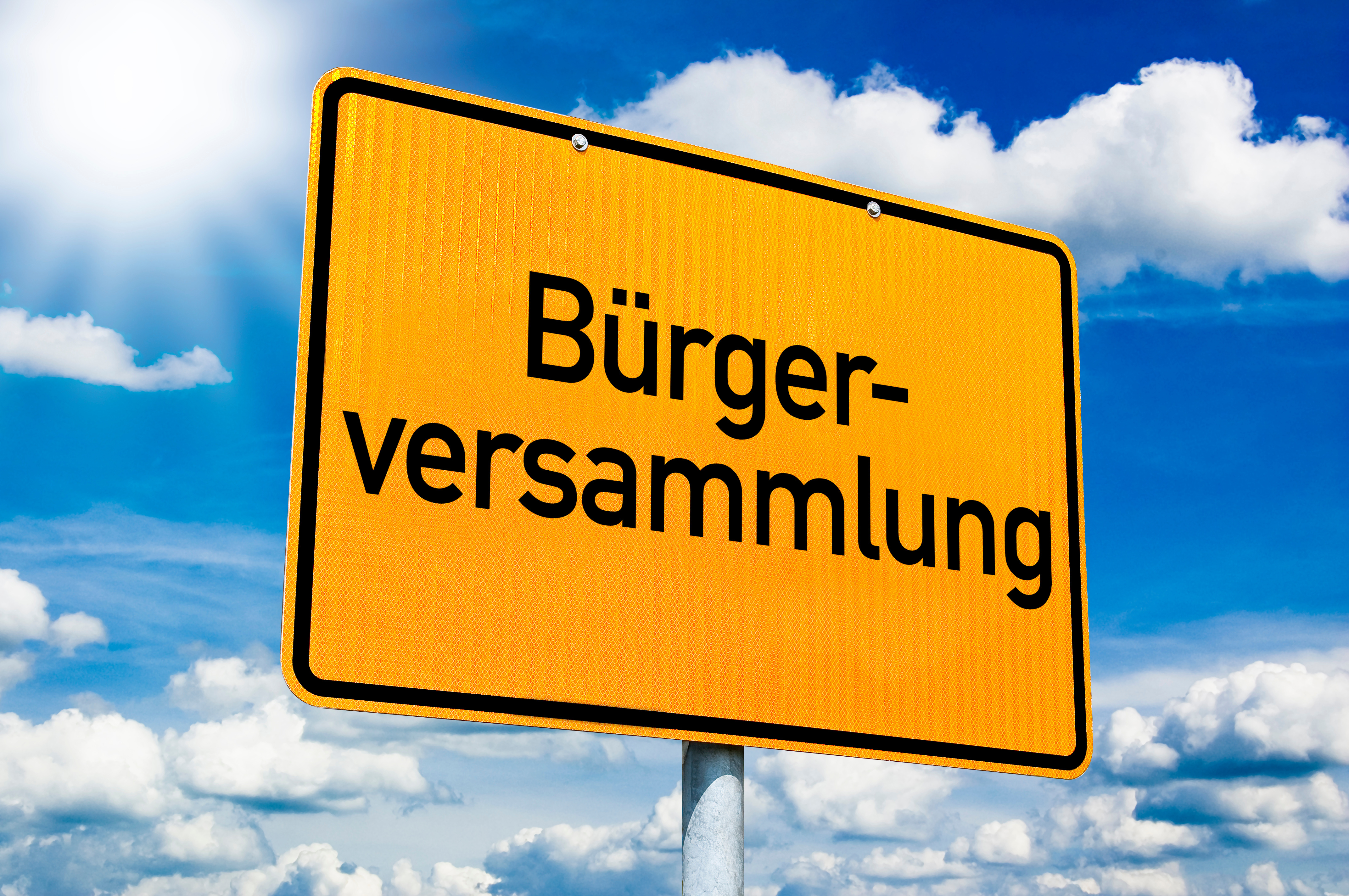 Gelbes Ortsschild, auf welchem das Wort Bürgerversammlung steht