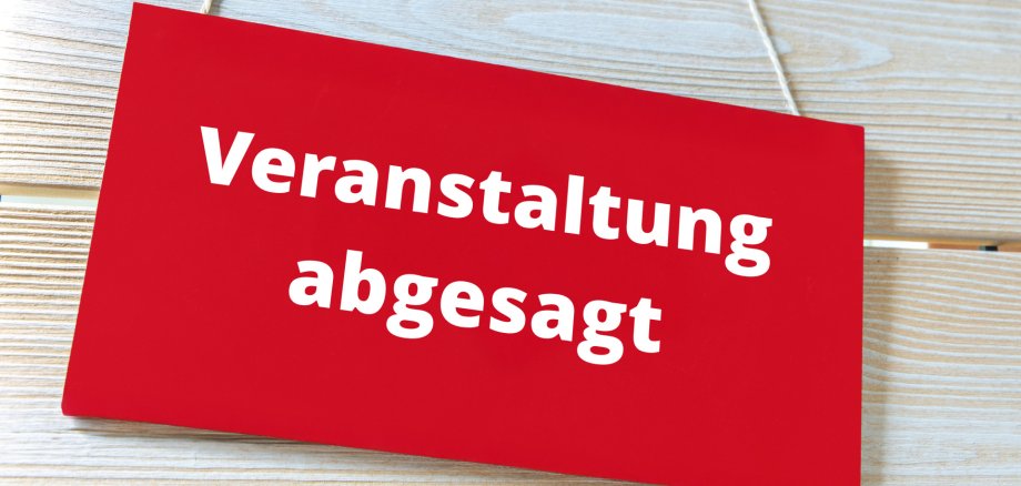 Schild mit Text VERANSTALTUNG ABGESAGT
