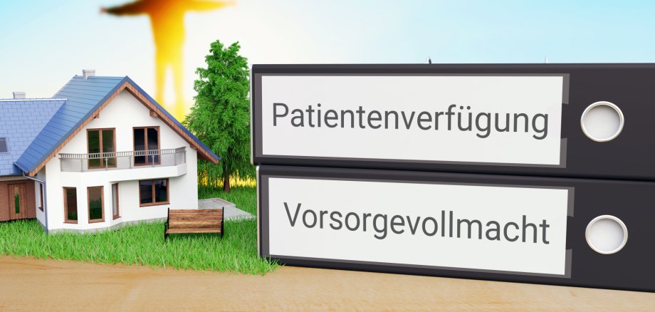 Absicherung Pflegefall. Ordner beschriftet mit den Wörtern Pati Eine symbolische Darstellung: Links steht ein Einfamilienhaus mit Garten. Dahinter ist eine leuchtende menschliche Silhouette mit ausgebreiteten Armen zu sehen. Rechts liegen zwei große Ordner mit den Beschriftungen „Patientenverfügung“ und „Vorsorgevollmacht“.