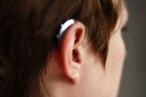 Junge Frau mit Hörgerät Junge Frau mit Hörgerät