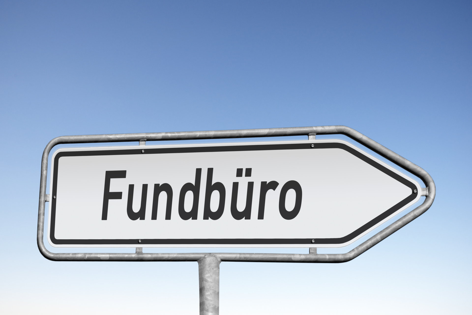 Weißes Hinweisschild mit der Aufschrift Fundbüro vor Blauem Hintergrund.