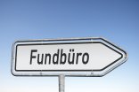 Wegweiser Fundbüro Weißes Hinweisschild mit der Aufschrift Fundbüro vor Blauem Hintergrund.