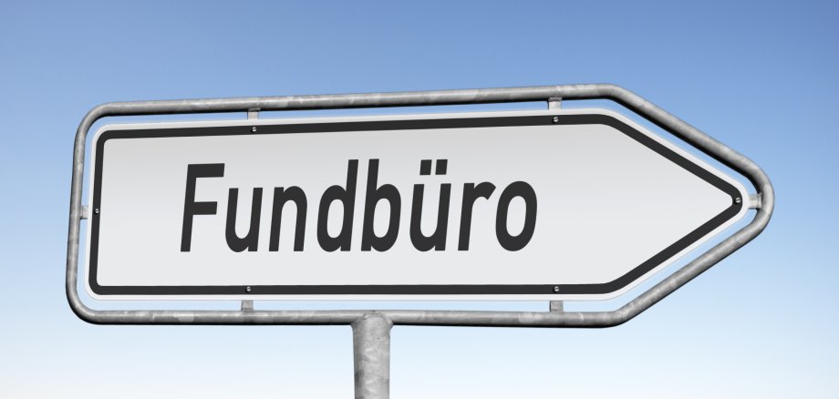 Weißes Hinweisschild mit der Aufschrift Fundbüro vor Blauem Hintergrund.