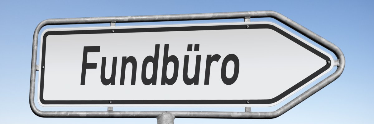 Weißes Hinweisschild mit der Aufschrift Fundbüro vor Blauem Hintergrund.