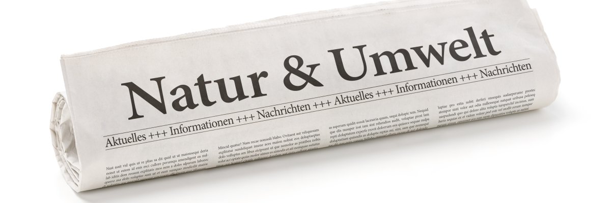 Zeitungsrolle mit der Überschrift Natur und Umwelt