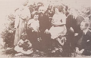 Alte Aufnahme zeigt Philipp Wunderle sitzend im Kreise seiner Frau,  Kinder und Enkelkinder um 1915