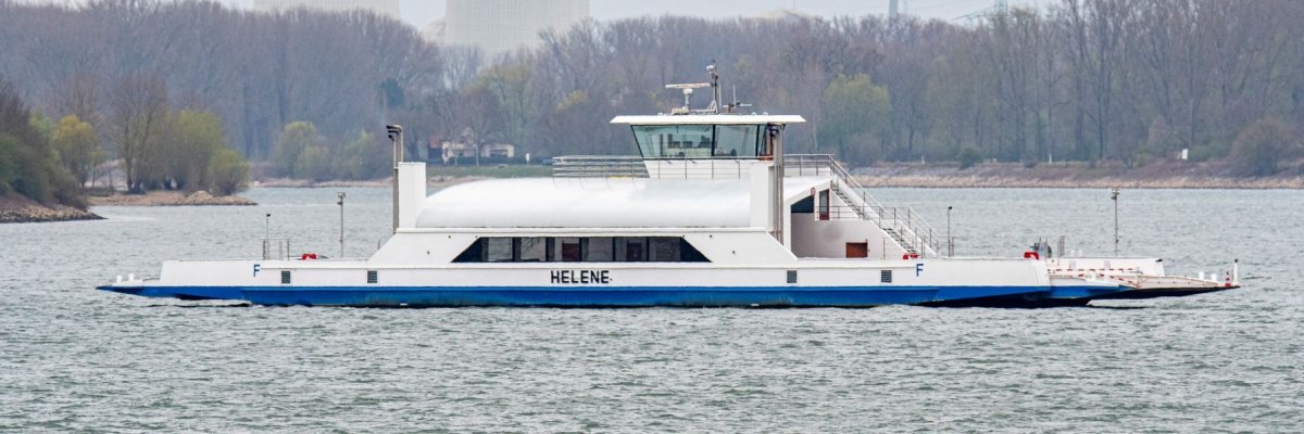 Die Fähre Helene quert den Rhein