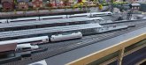 Modell eines Bahnhofs mit 4 ICE-Zügen