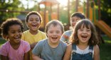 Eine Gruppe von Kindern lacht freuestrahlend.