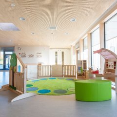 Im Bewegungsflur ist eine Rollenspielecke mit einem Kaufmannsladen eingerichtet.