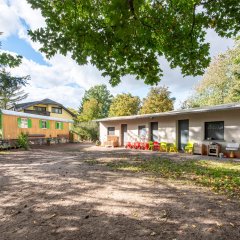 3 Basis 2 W.jpg Das Bild zeigt Basis 2. Man sieht einen der beiden Bauwägen und das Nebengebäude.