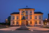 Schöfferhaus bei Nacht Aufnahme bei Nacht. Man sieht im Vordergrund das beleuchtete Schöffer Denkmal dahinter das Museum. Im Pflaster sind Leuchten eingebaut, die alles beleuchten. Der Himmel ist Nachtblau.