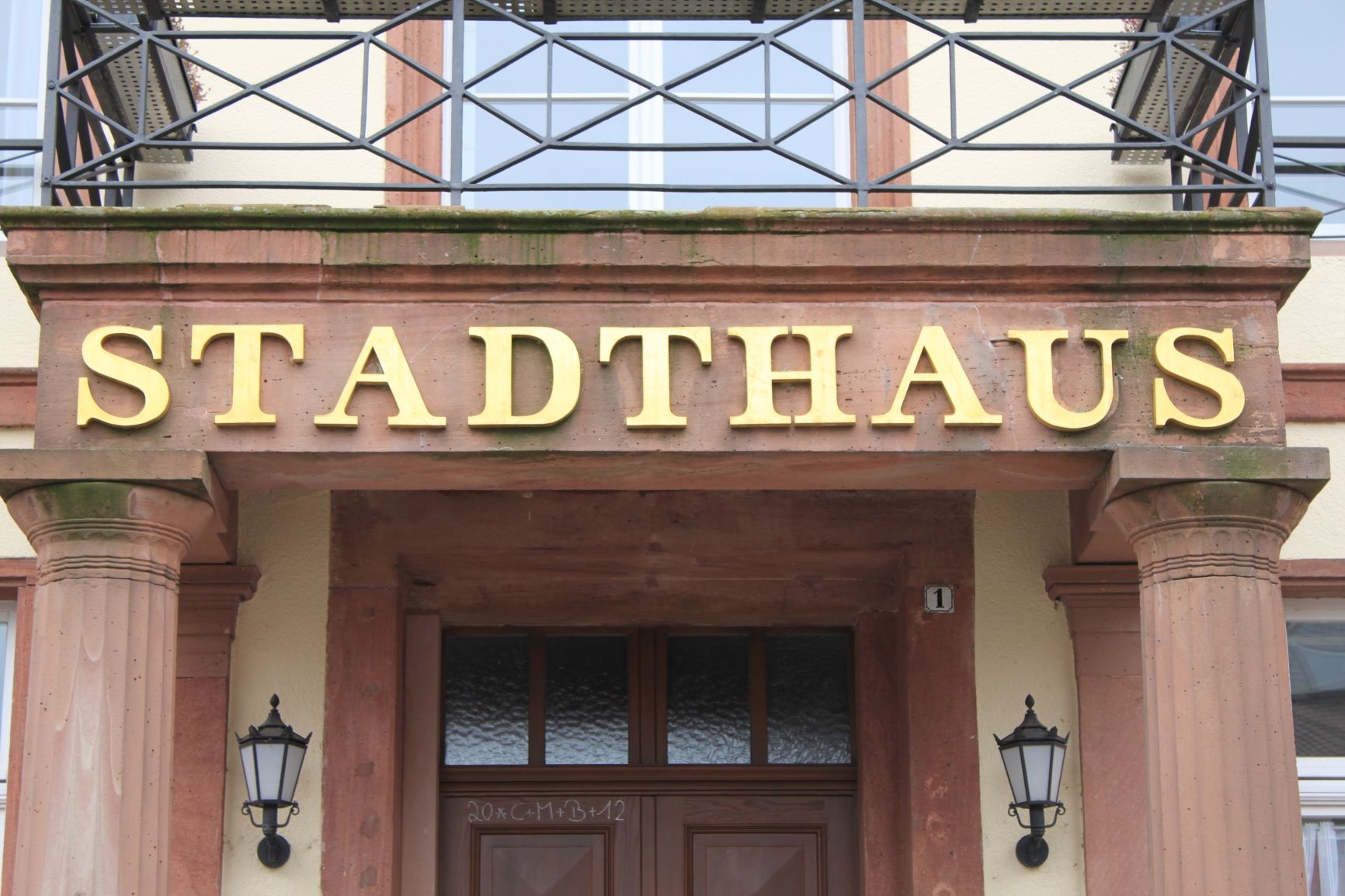 Großaufnahme des Haupteingangs des Stadthauses mit Hauptfokus auf die große Beschriftung STADTHAUS.