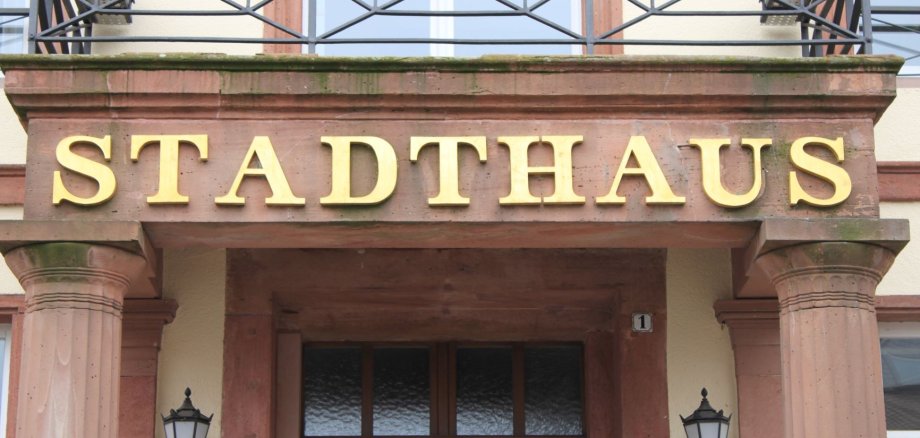 Großaufnahme des Haupteingangs des Stadthauses mit Hauptfokus auf die große Beschriftung STADTHAUS.