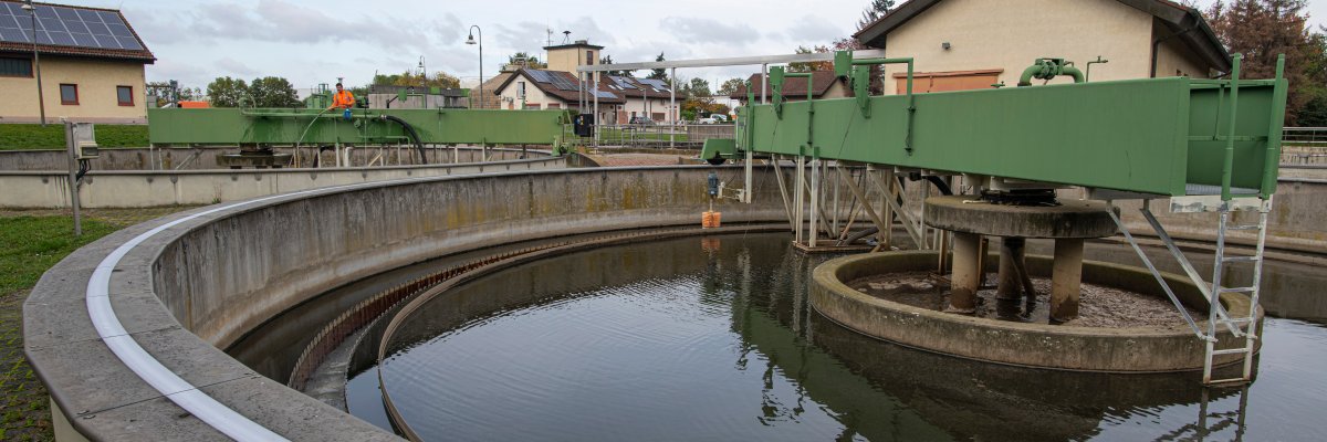 Rundes Klärbecken der Kläranlage Gernsheim