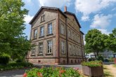 Alte Realschule "Jugendtreff" Gernsheim Links im Vordergrund ein Baum dahinter sieht man die Alte Realschule Gernsheim in der der Jugendtreff ist umringt von Grünanlagen das gebäude ist aus Backsteinen gebaut und hat eine braun graue Farbe mit zwei Stockwerken