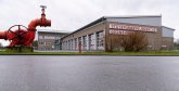 Stützpunkfeuerwache Gernsheim Stützpunkfeuerwache Gernsheim fotografiert von der Kita aus. Man sieht die Fahrzeighalle rechts und das Bürogebäude mittig. Am linken Bildrand ist im Vordergrund ein großes rotes Elemnt einer alten Pumpe, welches dort dekorativ aufgestellt wurde.