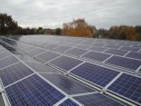 Man sieht das Dach eines Gebäudes des Bauhofs auf dem wellenförmig Solarpanelen angebracht sind