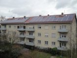 Das Mehrfamilienhaus im Buchenweg, gelb angelegt auf dem Dach ist eine Solaranlage zu sehen