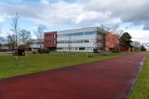 Tatanbahn der Johannes-Gutenberg-Schule im hinter dem gebäude gelegenen Teil des Schulgeländes