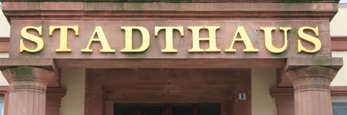 Großaufnahme des Haupteingangs des Stadthauses mit Hauptfokus auf die große Beschriftung STADTHAUS