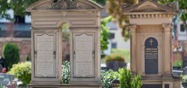 Denkmalgeschützte Grabmale auf dem Gernsheimer Friedhof.