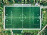 Drohnenbild mit direkter Draufsicht auf den Kunstrasenplatz auf dem man alle Linien erkennt. 
