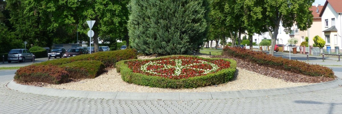 Der Kreisverkehrsplatz Heidelbergerstraße mit dem charakteristischem Stadtwappen aus grünen und roten Pflanzen gestaltet
