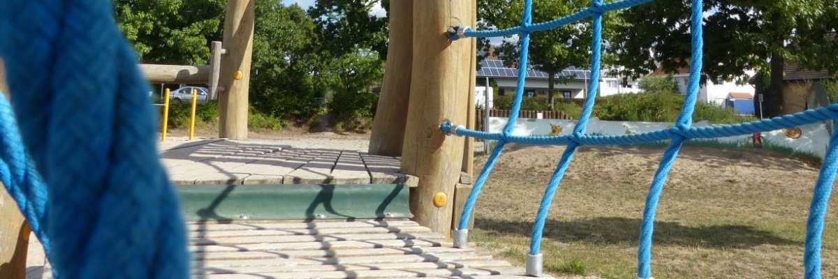 Klettergerüst mit blauen Tauen auf dem Spielplatz nahe der Dresdener Straße.