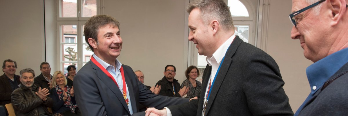 Bürgermeister Peter Burger überreichte den Orden der Gernsemer Straßenfastnacht an den Bürgermeister der franzöischen Partnerstadt Bar-sur-Aube Philippe Borde.