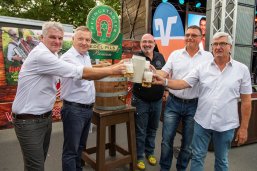 Bieranstich beim Fischerfest im Stadl. Man sieht Bürgermeister Peter Burger, die Geschäftsführer des Fischerfests und Vertreter der Pfungstädter Brauerei deren Logo das Bierfaß krönt beim ersten Anstoßen im Rahmen der Eröffnung des Fischerfests.