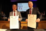 Bürgermeister Burger und Philipp Borde mit den unterschriebenen Urkunden beim Festakt Bürgermeister Burger und Philipp Borde mit den unterschriebenen Urkunden beim Festakt