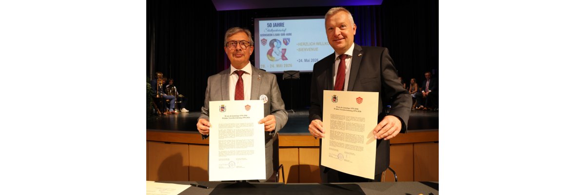 Bürgermeister Burger und Philipp Borde mit den unterschriebenen Urkunden beim Festakt