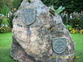 Verschisterungsstein mit dem Wappen der Partnerstadt Bar sur Aube französisch ausgesprochen und dem Gernsheimer Wappen unten rechts das Wappen von Bar zeigt unter anderem einen Fisch und Bienen das Gernsheimer Wappen das Mainzer Rad