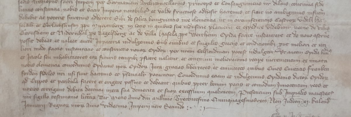 Auf dem Bild sieht man eine mittelalterliche Urkunde
