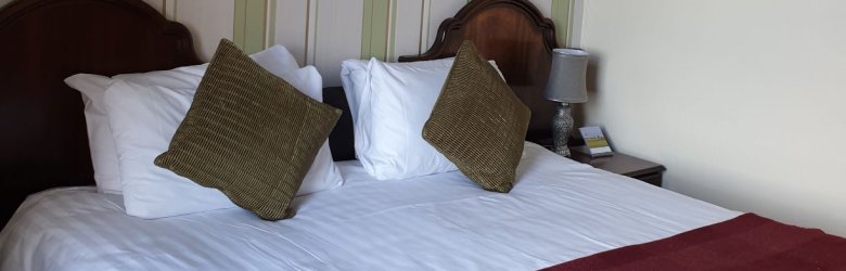 Ein Hotelbett