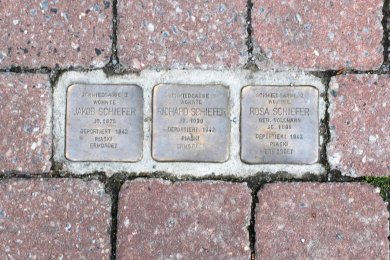 Abgebildet sind die Stolpersteine für Familie Schiefer in Gernsheim