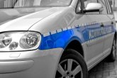Silberner PKW mit blauer Beklebung Kommunalpolizei in Nahaufnahme halb frontal.