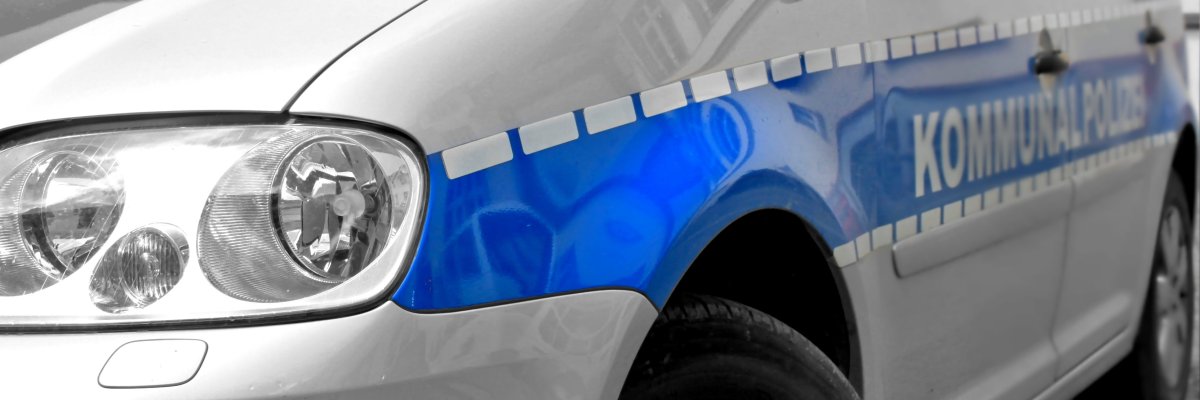 Silberner PKW mit blauer Beklebung Kommunalpolizei in Nahaufnahme halb frontal