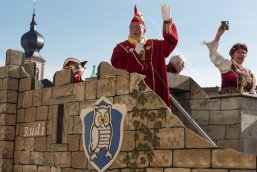 Ritterburgwagen mit Rittern und Burgfrauen der Gernsheimer Straßenfastnacht.