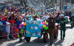 Traktor mit Schild Karneval im Hasenstall beim Umzug der Gernsheimer Straßenfastnacht. Im Hintergrund viele Zuschauer.