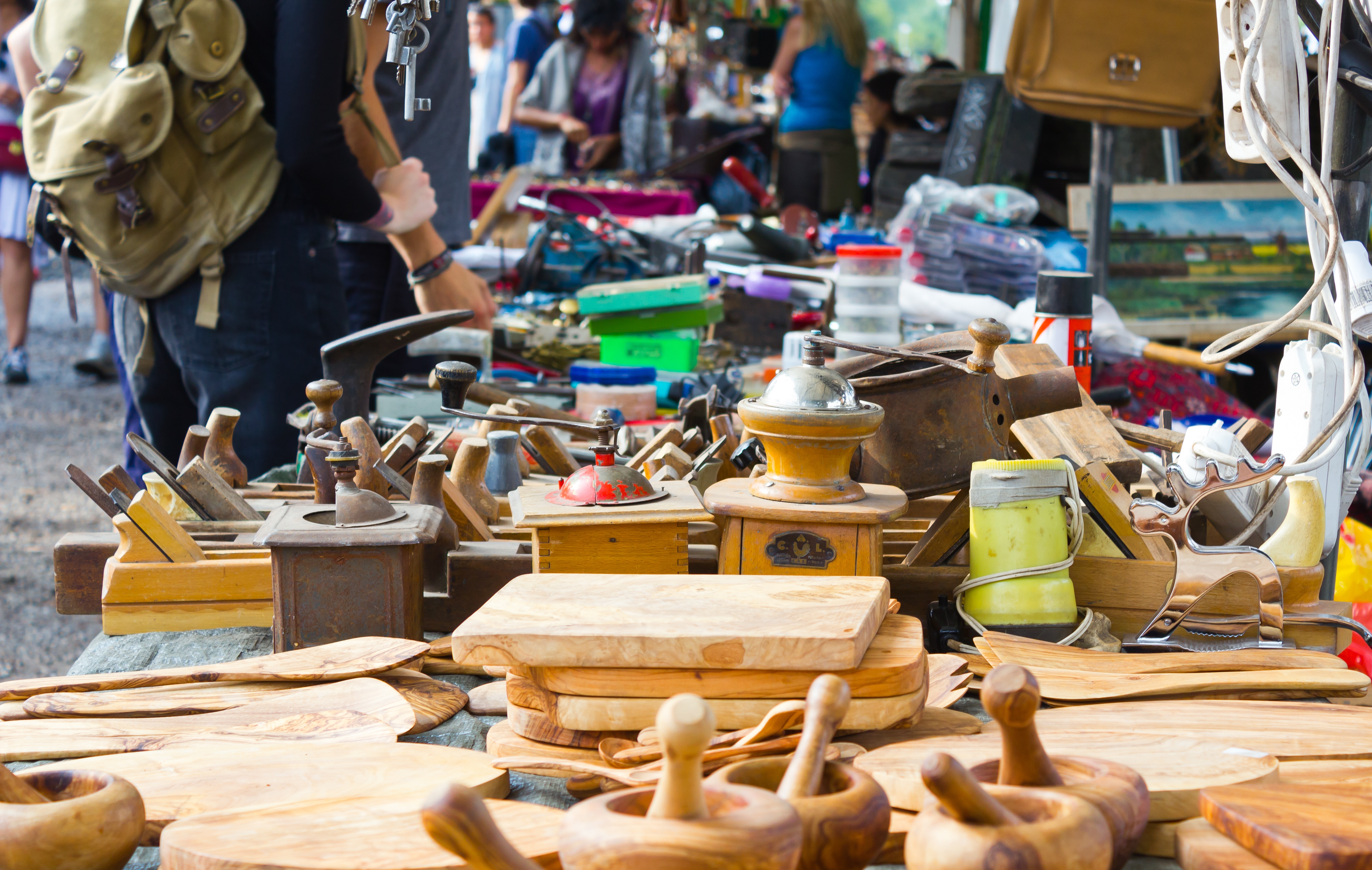 Antiquitäten auf einem Tisch bei einem Flohmarkt.