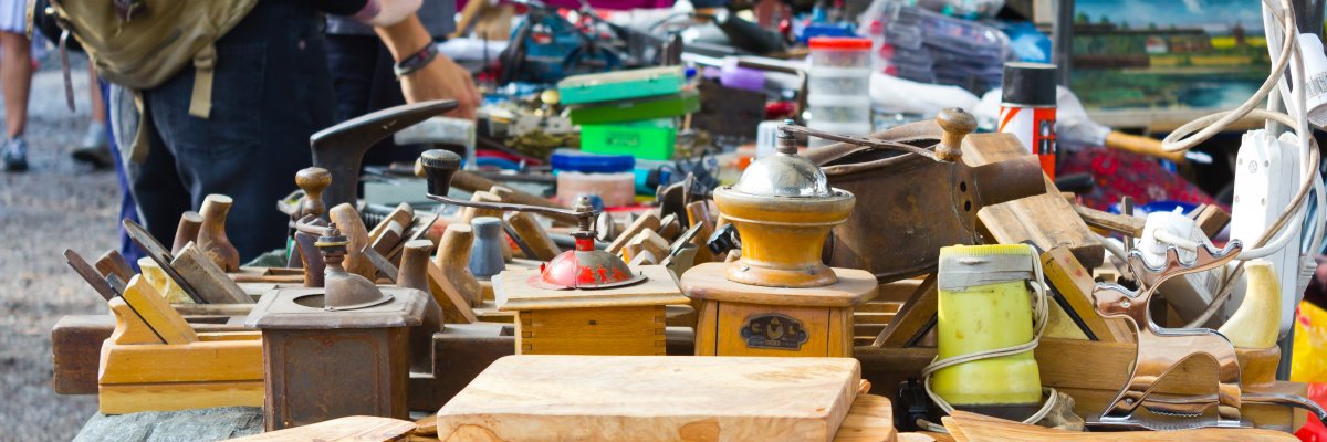 Antiquitäten auf einem Tisch bei einem Flohmarkt.