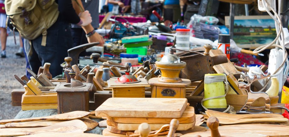 Antiquitäten auf einem Tisch bei einem Flohmarkt.