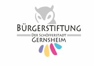 Logo mit Schrift Bürgerstiftung der Schöfferstadt Gernsheim. Im Hintergrund der Schrift ist eine hellgraue Eule mit lila gelb pink blauen Schwanzfedern.