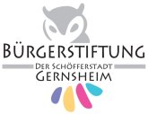 Logo mit Schrift Bürgerstiftung der Schöfferstadt Gernsheim. Im Hintergrund der Schrift ist eine hellgraue Eule mit lila gelb pink blauen Schwanzfedern.