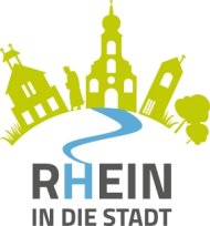 Das Logo Rhein in die Stadt zeigt das Stadthaus, Peter Schöffer und die beiden Kirchen in Grasgrün als Silhouetten. Aus der Katholischen Kirche fließt blau der stilisierte Rhein in den passenden Schriftzug Rhein in dier Stadt.