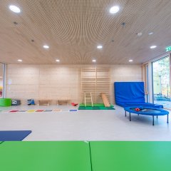 Der Bewegungsraum zeigt eine Bewegungslandschaft unter anderem mit einem Trampolin und einer Sprossenwand. 