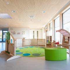 Im Bewegungsflur ist eine Rollenspielecke mit einem Kaufmannsladen eingerichtet.